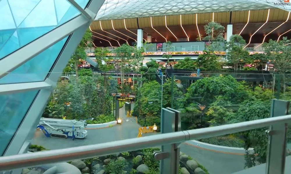 Αυτό είναι το καλύτερο αεροδρόμιο για το 2024 - Τεράστια πισίνα και τροπικοί κήποι